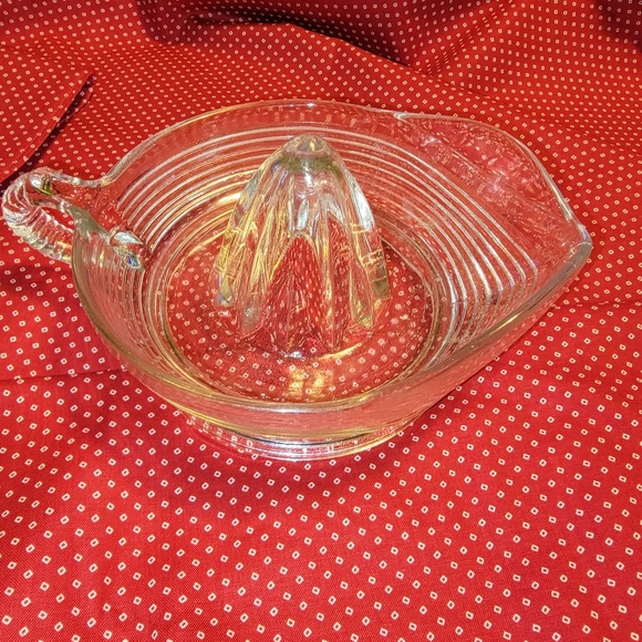 Vintage clear glass citrus juicer - Picture 2 of 5